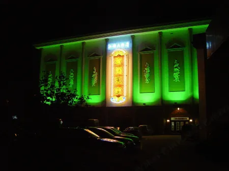 Jiangdu Hotel Отели рядом с достопримечательностью «Longchuan Square»