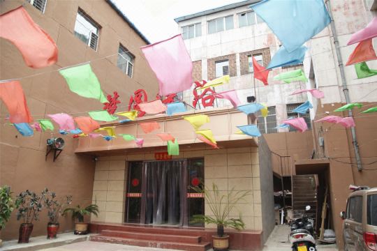 中国,山西,大同,南郊区矿务局同煤三中对面北方电器城后院显示地图