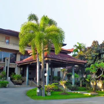 Palm Beach Hotel Bali Отели рядом с достопримечательностью «Пляж Джерман»