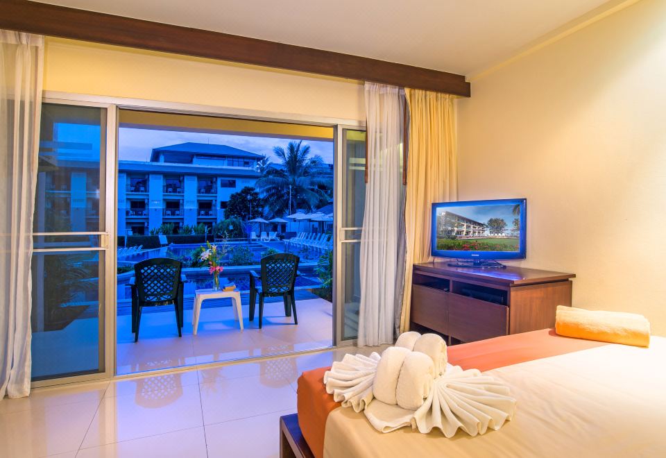 란타 푸라 비치 리조트의 평화로운 야외 수영장 전경