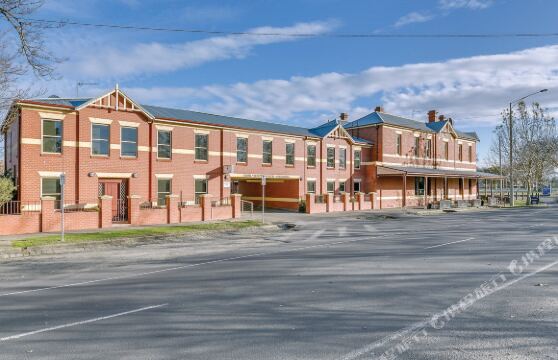 巴拉瑞特湖旅館