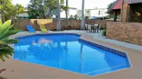Royal Palms Motor Inn - Beach