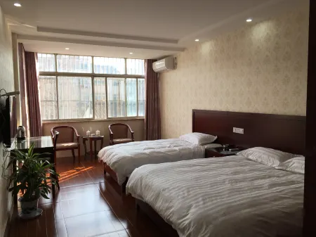 Yinhe Hotel Отели рядом с достопримечательностью «Shuangshandao Wetland Park»