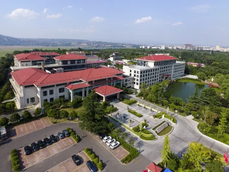 Swan Lake International Hotel Отели рядом с достопримечательностью «Huanghe Forest Park»