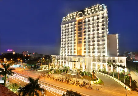 Indochine Palace Отели рядом с достопримечательностью «Tomb of Dục Đức»