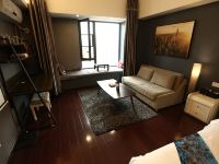 武汉汉达湖景酒店 - 阳光复古大床房