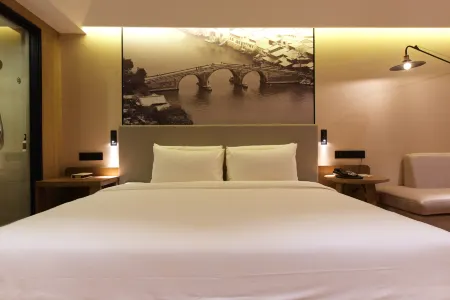 Atour Hotel (Hangzhou Gongshu Canal Advertising Industrial Park)