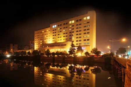 Oriental Hotel Отели рядом с достопримечательностью «Ancestral Temple of the Southern Confucius Clan»