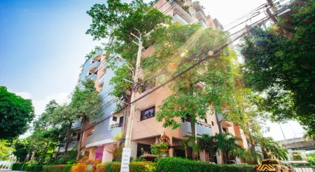 Grand Residence Ngamwongwan 19 Отели рядом с достопримечательностью «The Trust Condo Ngamwongwan»