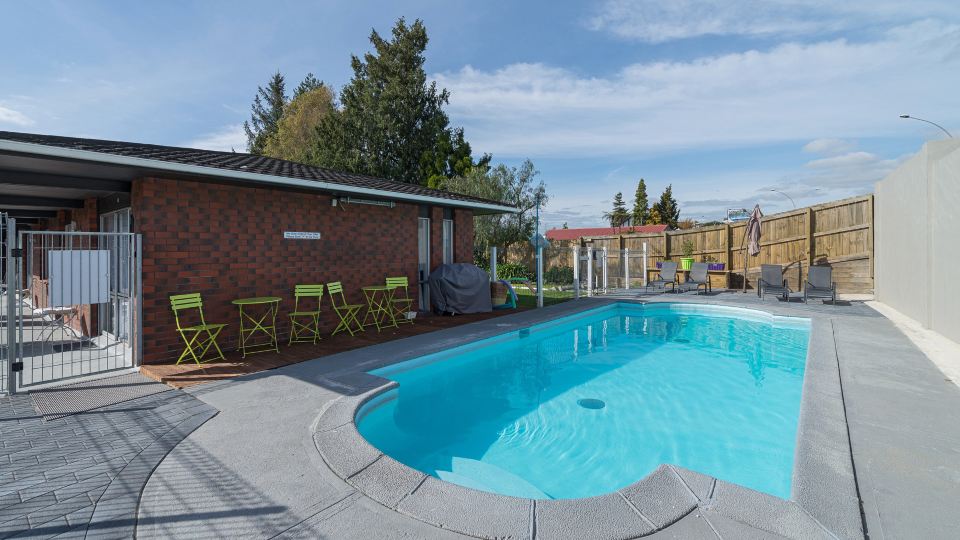 Red Rock Thermal Motel - Mineral Pool