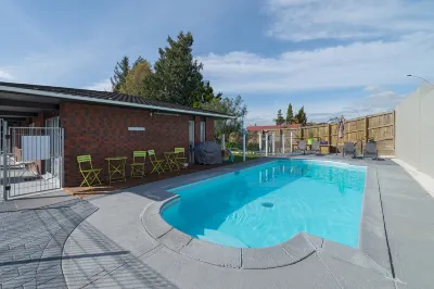 Red Rock Thermal Motel - Mineral Pool Hotels in 