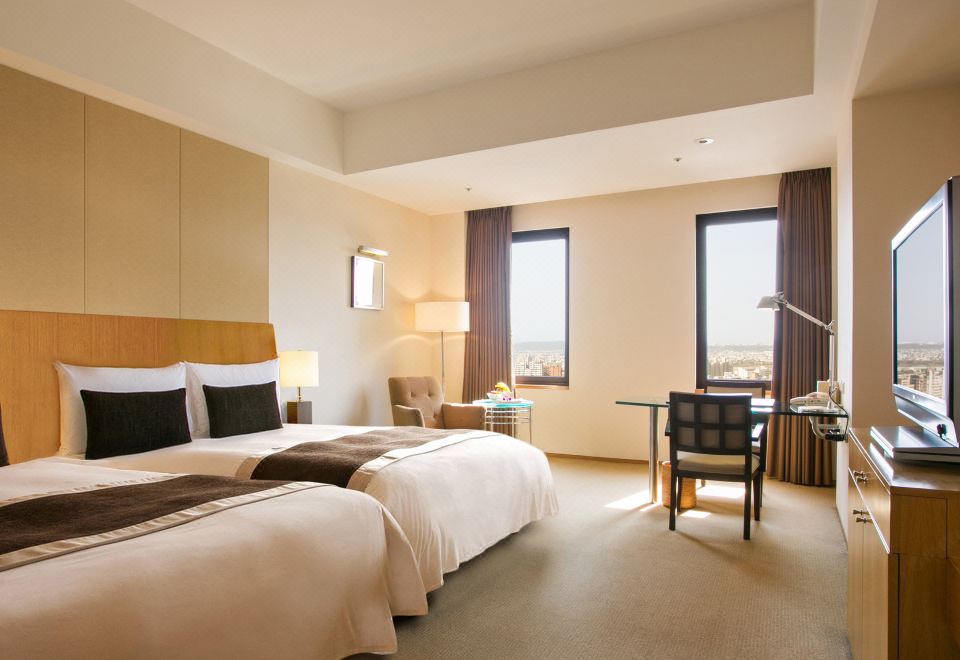 4. 앰배서더 호텔 ..