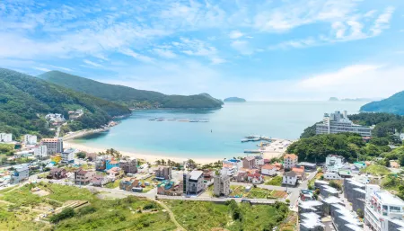 Friemily Poolvilla & Hotel Отели в г. Кодже