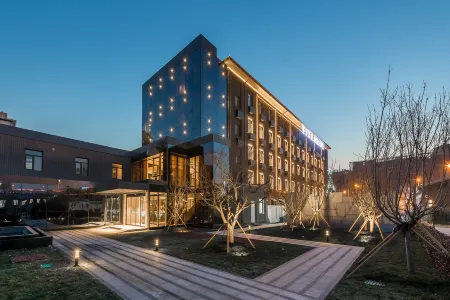 Jingli Hotel (Beijing Heshenghui Dajiaoting Subway Station Branch) Отели рядом с достопримечательностью «Coche Town Automobile Culture Creativity Industrial Park»