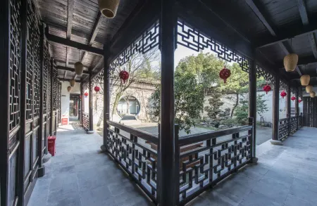 Changshu Jiuzhu Homestay (Shajiabang Scenic Area Branch) Отели рядом с достопримечательностью «Hengjinglao Jie Yingshi Base»