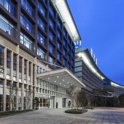 Pullman Guangzhou Baiyun Airport Hotels near Guangzhou Baiyun International Airport