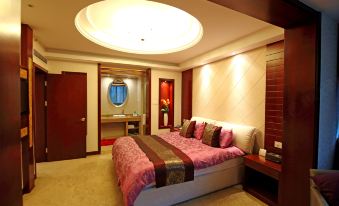 The middle room features a large bed with an oval-shaped headboard and floor-to-ceiling walls at Byfond Hotel