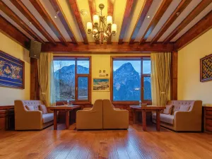Shangri-La Snow Mountain Hotel On the Cliff