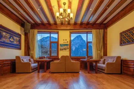 Shangri-La Snow Mountain Hotel On the Cliff