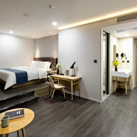 HanTing Premium Hotel (Guilin Zhengyang Pedestrian Street Elephant Trunk Hill Scenic Area) Отели рядом с достопримечательностью «Гора Фубо»