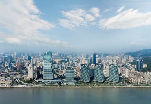 인터컨티넨탈 주하이의 아름다운 야외 수영장