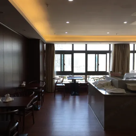Huating·Aofeng Hotel (Pingyang Railway Station Yintai City Branch)