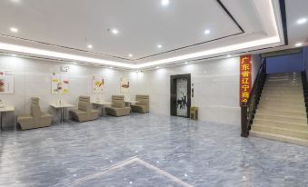 The top floor of the hotel features a spacious room with an office space and a reception desk in the center at Discovery Hotel (Guangzhou Railway Station Sanyuanli Subway Station)