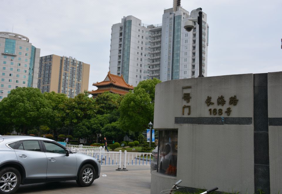 완 W 신 호텔의 외부 전경