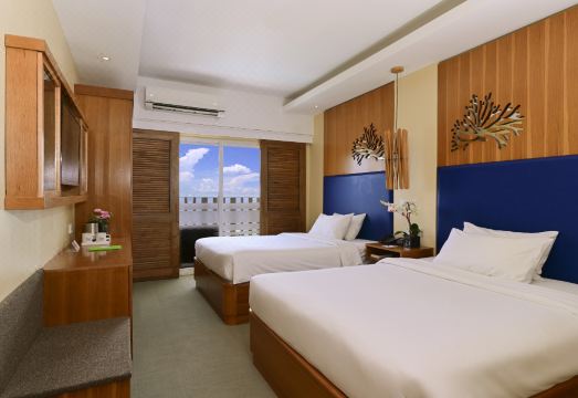 크라운 리젠시 스위트 막탄 로비