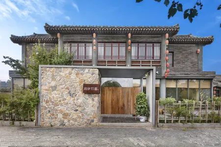 Kaifeng jijing huanxi hotel Отели рядом с достопримечательностью «Kaifeng Gulou Plaza»