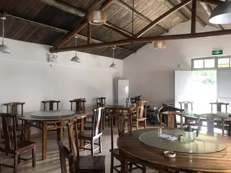 Haiyan huanting fengyi bieyuan