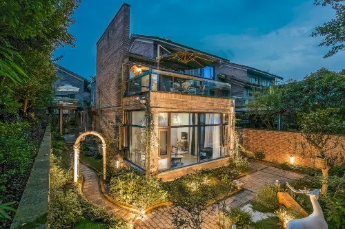 Qingchengshan Huajun Holiday Villa (Qianshan High-speed Railway Station)