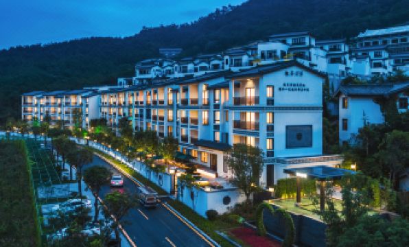 Julong Town Longgu Mountain House