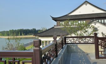 Ander Lake Hentique Hotel