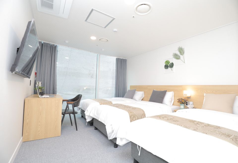 [라인 호텔 명동의 잘 정돈된 침대와 객실]