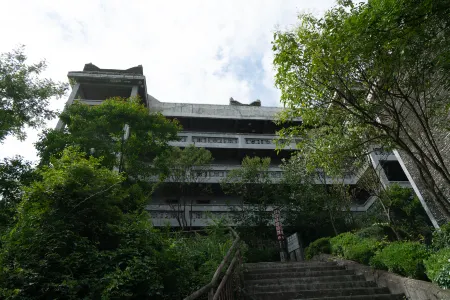 Beichuan Jiuhuangshan Xianshan Hotel Отели рядом с достопримечательностью «Ape Cavern in Jiuhuang Mountain»