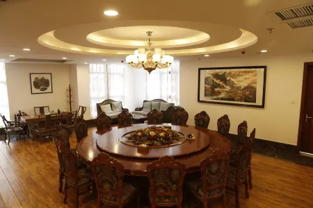 Yeste Hotel(Xuchang Furong Lake) Отели рядом с достопримечательностью «Jian'anqu Beihai Park»