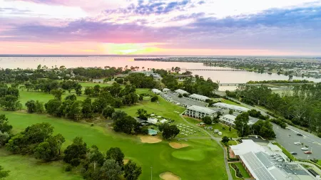 Yarrawonga Mulwala Golf Club Resort Отели рядом с достопримечательностью «Lake Mulwala Swimming Pool»