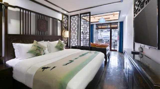Floral Hotel ·Fenghuang Grand Riverview Отели рядом с достопримечательностью «Temple of the Queen of Heaven»