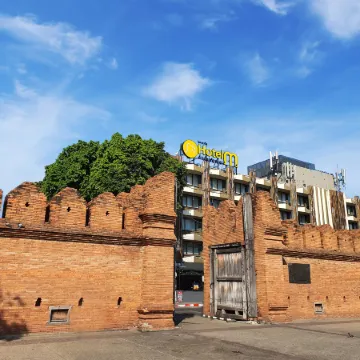 Hotel M Chiang Mai Отели рядом с достопримечательностью «Ворота Тхапе»