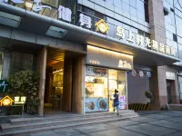 โรงแรมไอส์แลนด์ โรงแรมใกล้จัตุรัสสี่พฤษภาคม