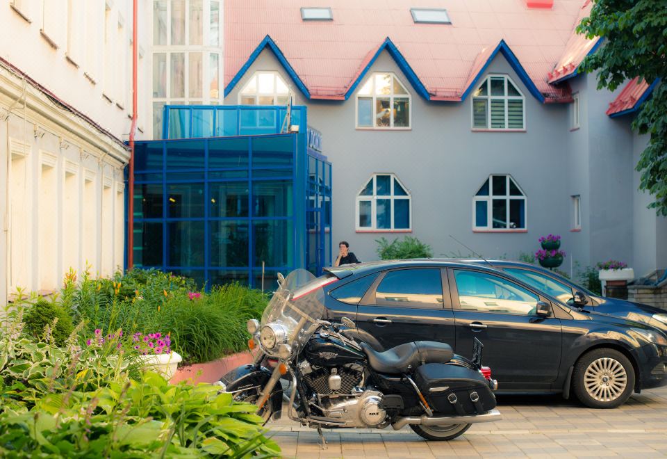 Matisov domikOver view