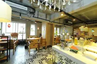 Qianyi Hotel (Yulin Jincheng Center Pedestrian Street Store)