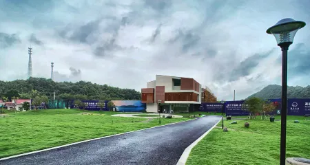 Ningguo Zhenye East Station Resort Hotel (South Anhui Sichuan-Tibet Line) Отели в г. Нингуо