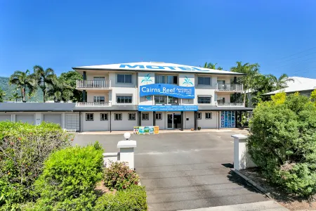 Cairns Reef Apartments & Motel Отели в г. Редлинч