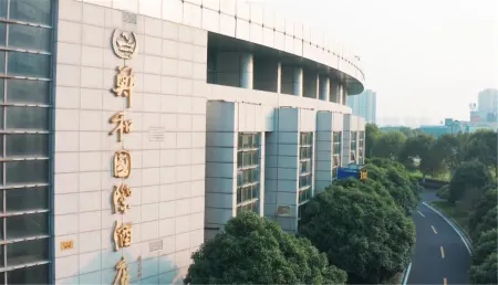 Zhenghe International Hotel Отели рядом с достопримечательностью «Yangtze Estuary Tourist Resort in Taicang, Jiangsu Province»
