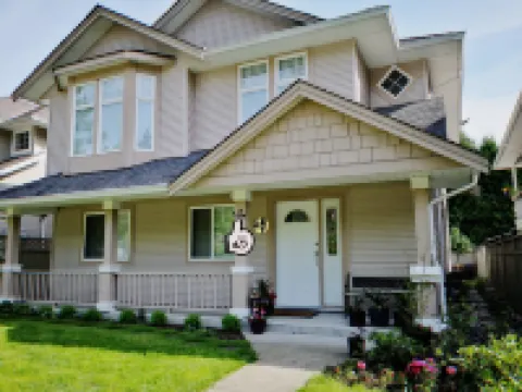Holiday House in Coquitlam Center Hotels in 