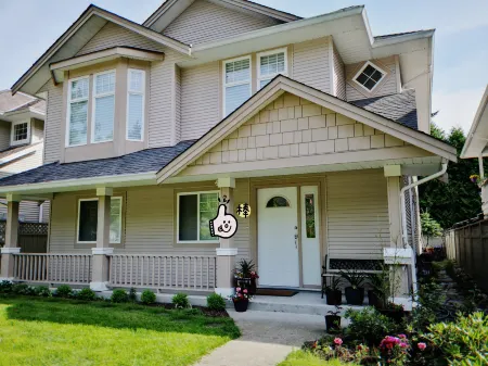 Holiday House in Coquitlam Center Отели в г. Порт Кокитлам