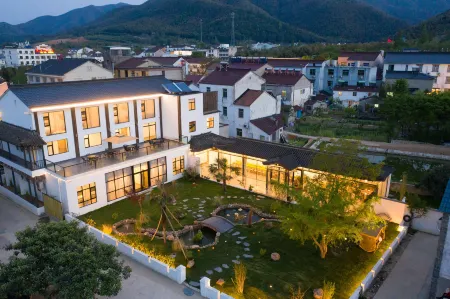 Zhaili Hostel Отели рядом с достопримечательностью «Paradise of Birds»