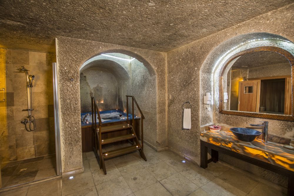 Roma Cave Suite